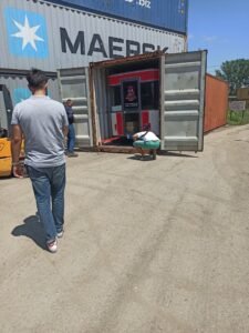 Kontrola i pregled eletricnog kamiona za brznu hranu